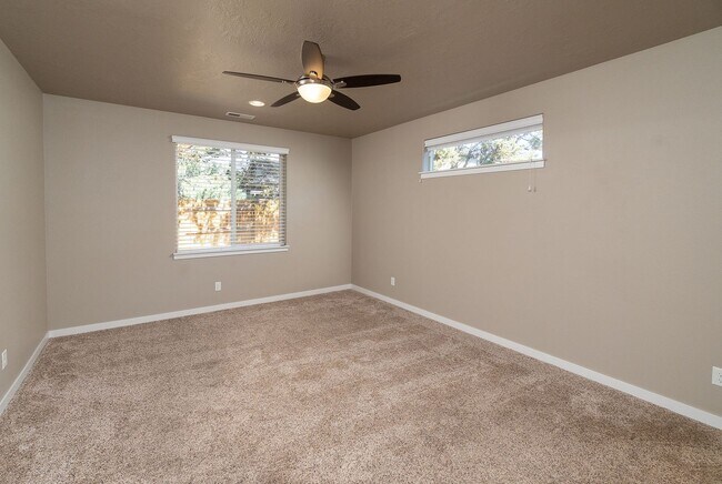 Building Photo - Spacious single level Orchard floorplan with 4th bedroom/den option home featuring SOLAR - Great ...