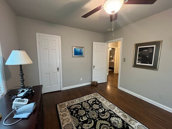 Building Photo - Beautifully renovated Midtown charmer