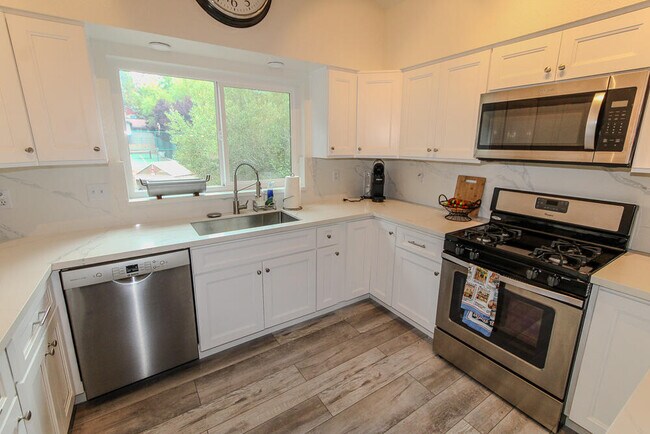 Building Photo - 43063 Goldmine Woods Ln