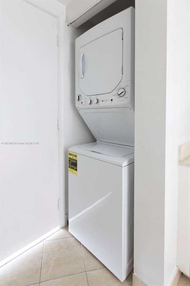 Building Photo - 1750 N Bayshore Dr