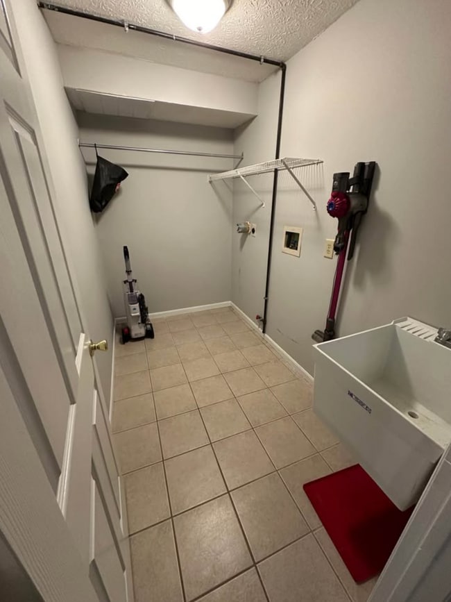 Building Photo - 1124 Kims St