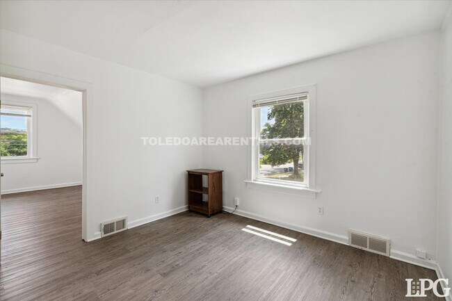 Building Photo - 3843 Peru St