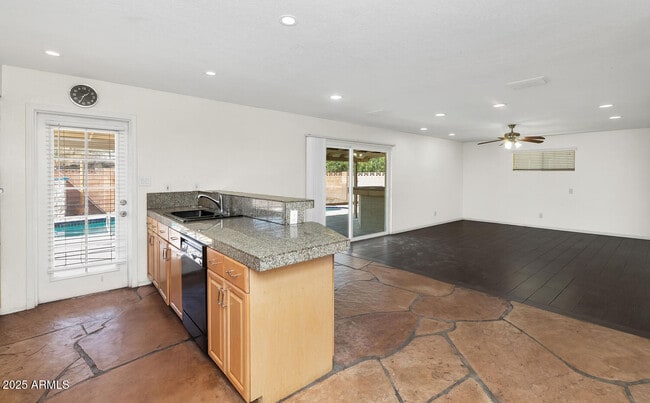 Building Photo - 439 E Malibu Dr