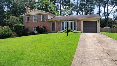 Building Photo - Stunning 4 Bedroom 2.5 Bathroom 3-Level Ho...
