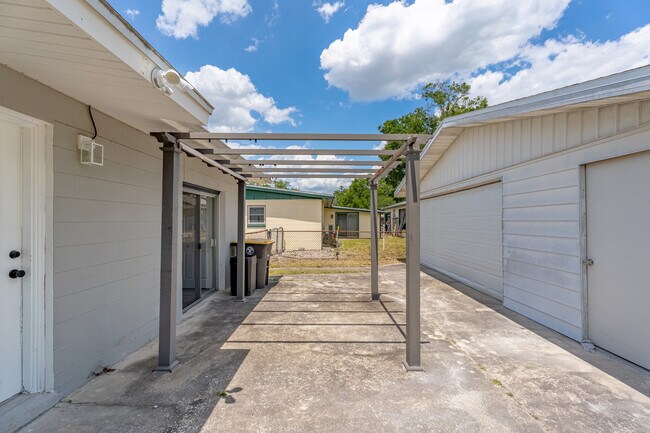 Building Photo - 2505 Lourdes Dr W