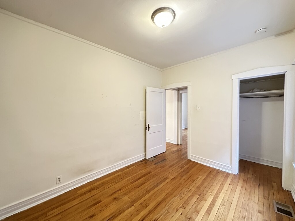 Building Photo - 824 W Waveland Ave