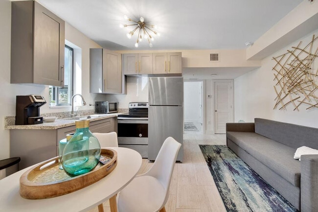 Building Photo - 1540 SW 22nd Ave