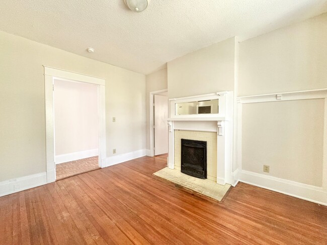 Building Photo - Spacious 3 Bedroom Duplex Convenient to Do...