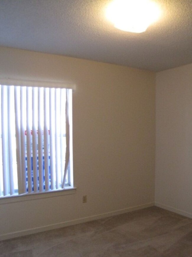 Building Photo - Two story townhome in Northeast Pensacola!
