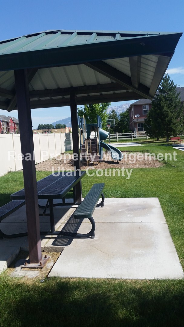 Building Photo - Pemberley HOA Condo, Close to the Clubhouse