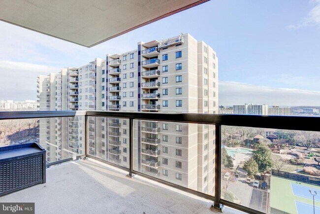 Building Photo - 307 Yoakum Pkwy