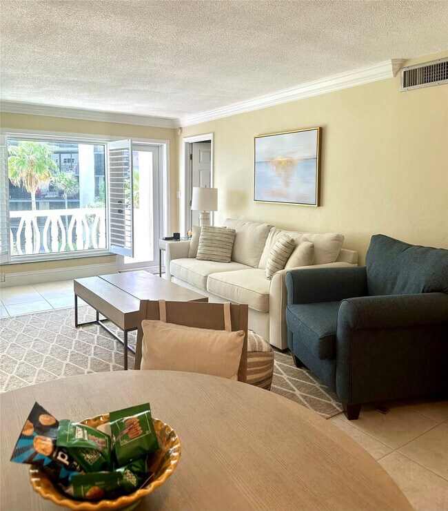 Building Photo - 1169 Hillsboro Mile