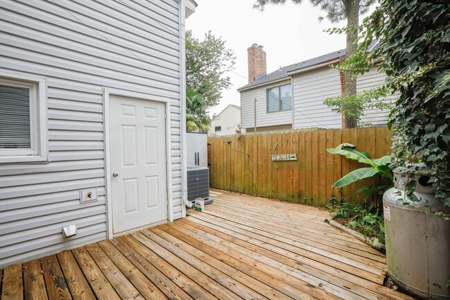 Building Photo - Spacious Townhome Move in Ready!!