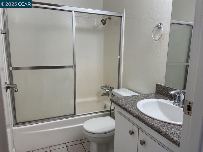 Building Photo - 62 Villa Cir