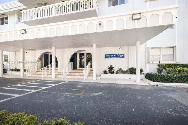 Building Photo - 100 Edgewater Dr