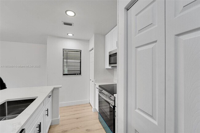 Building Photo - 10035 Winding Lake Rd