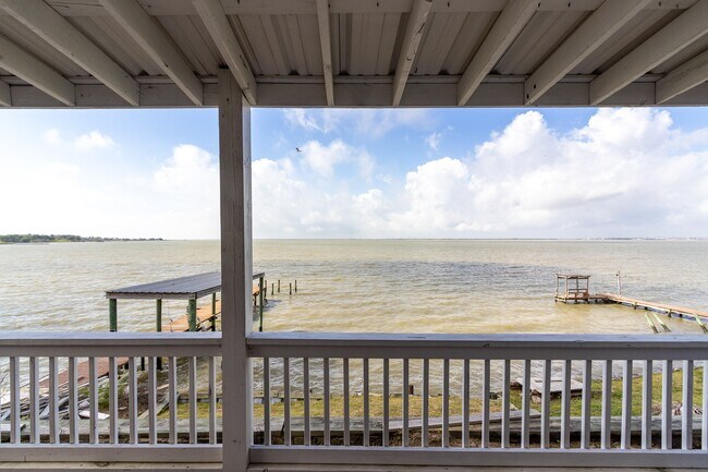 Building Photo - 2830 Bay Oaks Harbor Dr