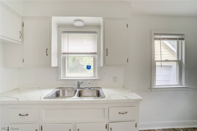 Building Photo - 1343 Victory Dr