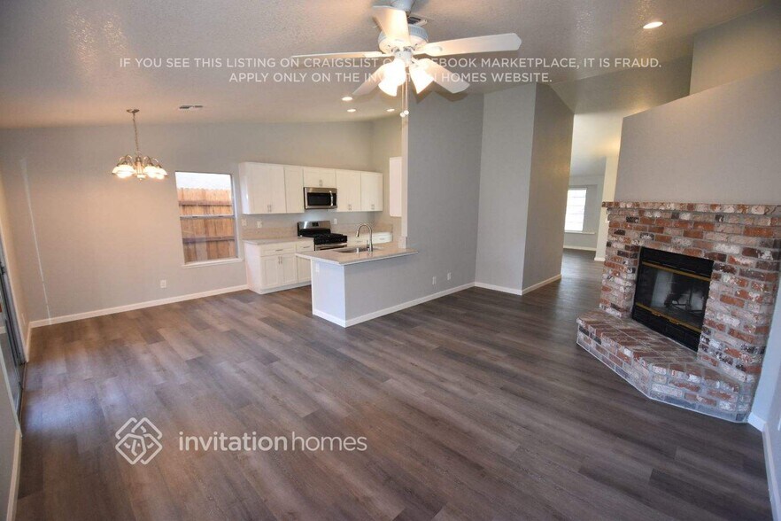 Building Photo - 8121 Pine Oaks Ct
