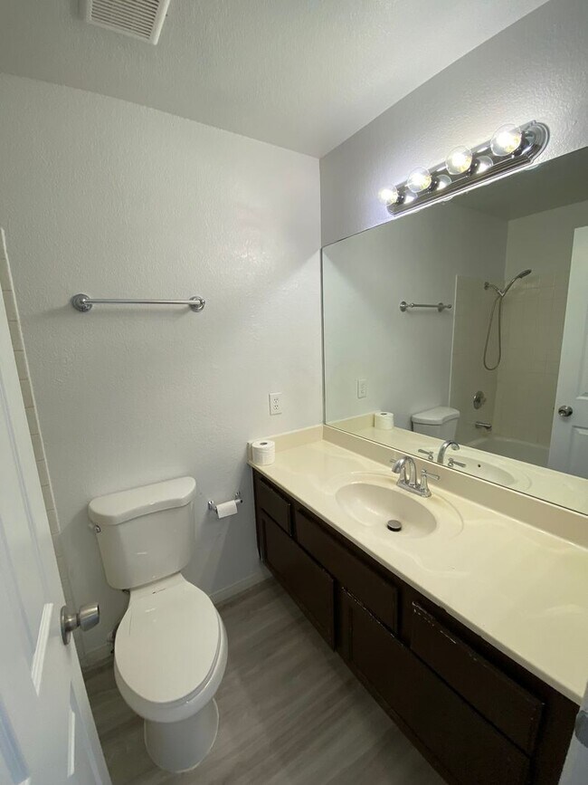Building Photo - Americana Property Mgmt - Condo 2b - 2b in...