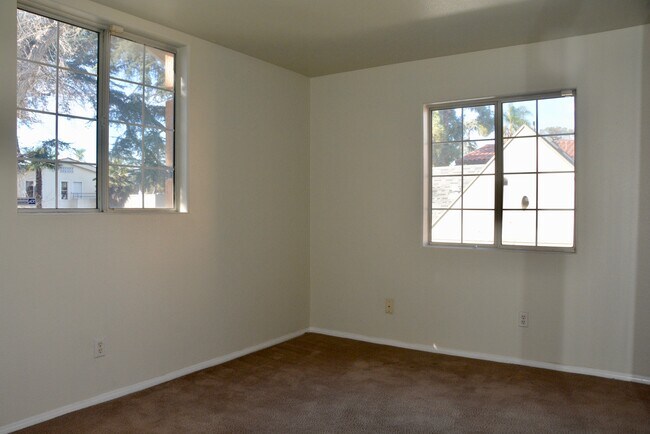 Building Photo - 548 N Windsor Blvd