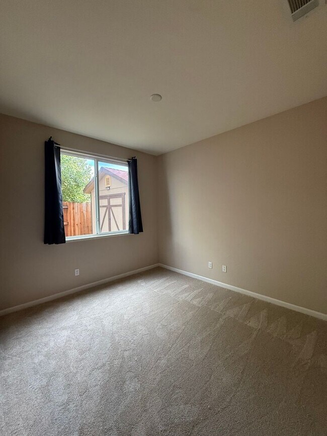 Building Photo - Private Cul-de-Sac Home in Gated Roseville Community with Views