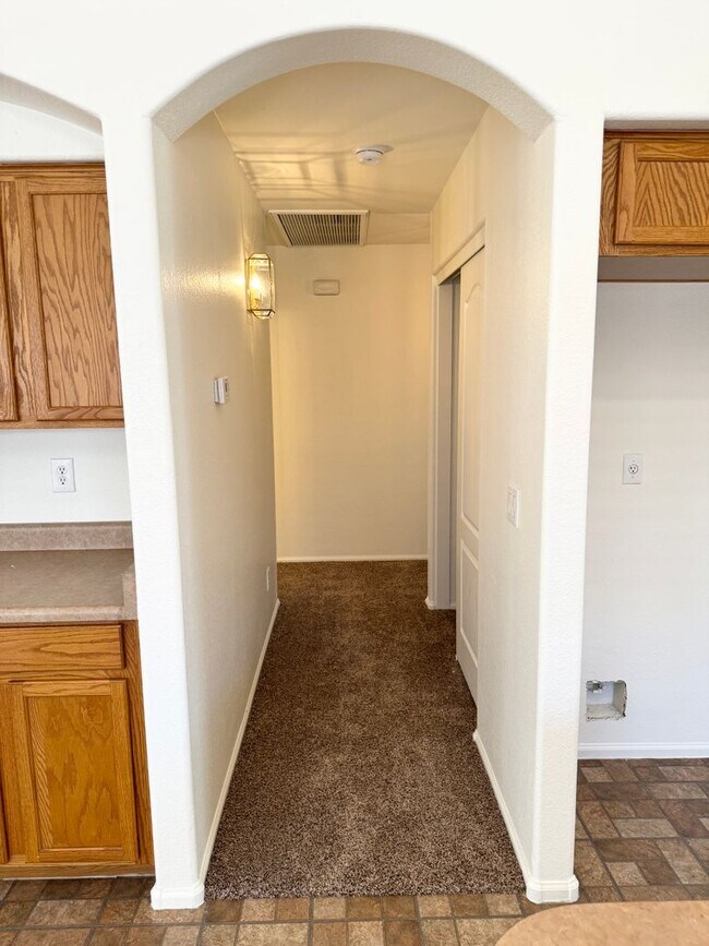 Building Photo - Fantastic 4 Bedroom/2 Bath Single Level Ho...