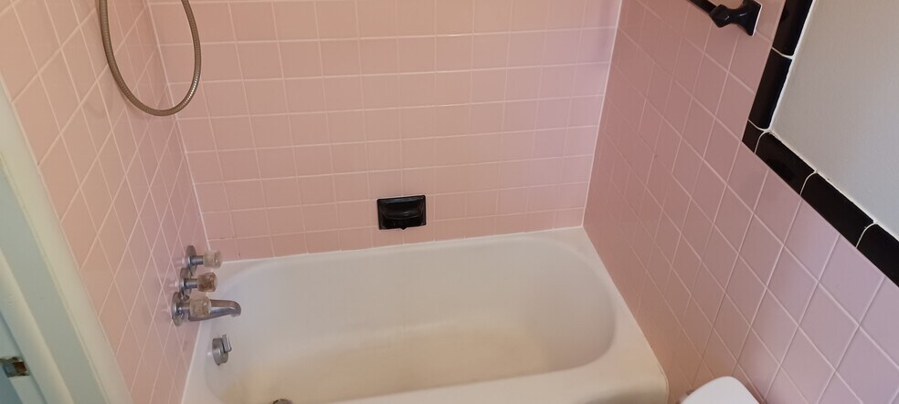 Building Photo - 284 North Ave