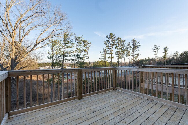 Building Photo - 3 bedroom BRAND NEW Townhome in Cleveland!