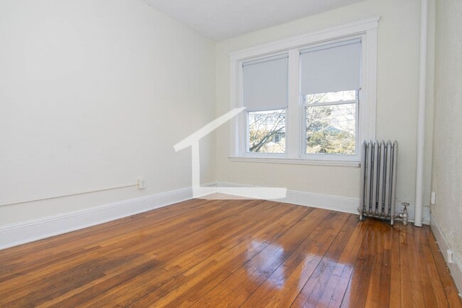 Building Photo - 9/1 No Fee! Split style 3BR w/balcony, heat inc!