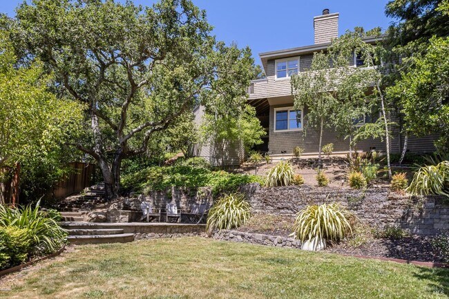 Building Photo - 137 Del Casa Dr