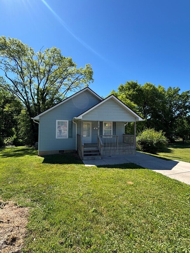 Building Photo - Freshly Renovated Cottage!