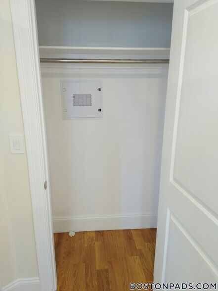 Building Photo - 127 Shirley St