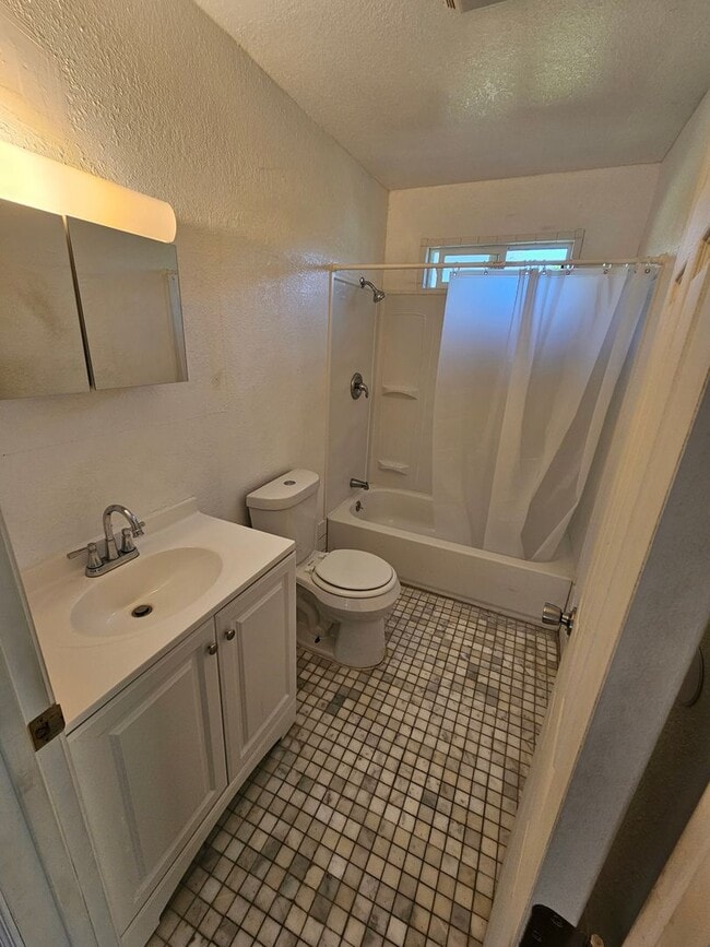 Building Photo - Palk like setting Lower Lake