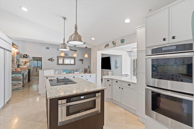 Building Photo - 830 NE Boca Bay Colony Dr