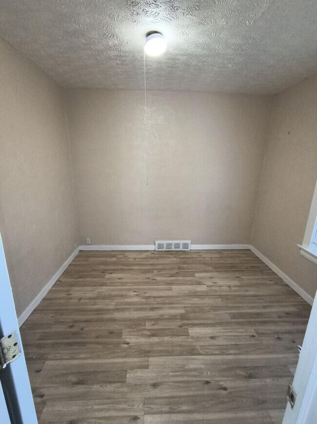 Building Photo - Spacious 3 Bedroom 1 Bath Located in East ...