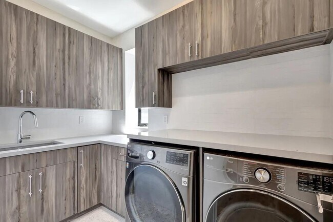 Building Photo - 214 28th St