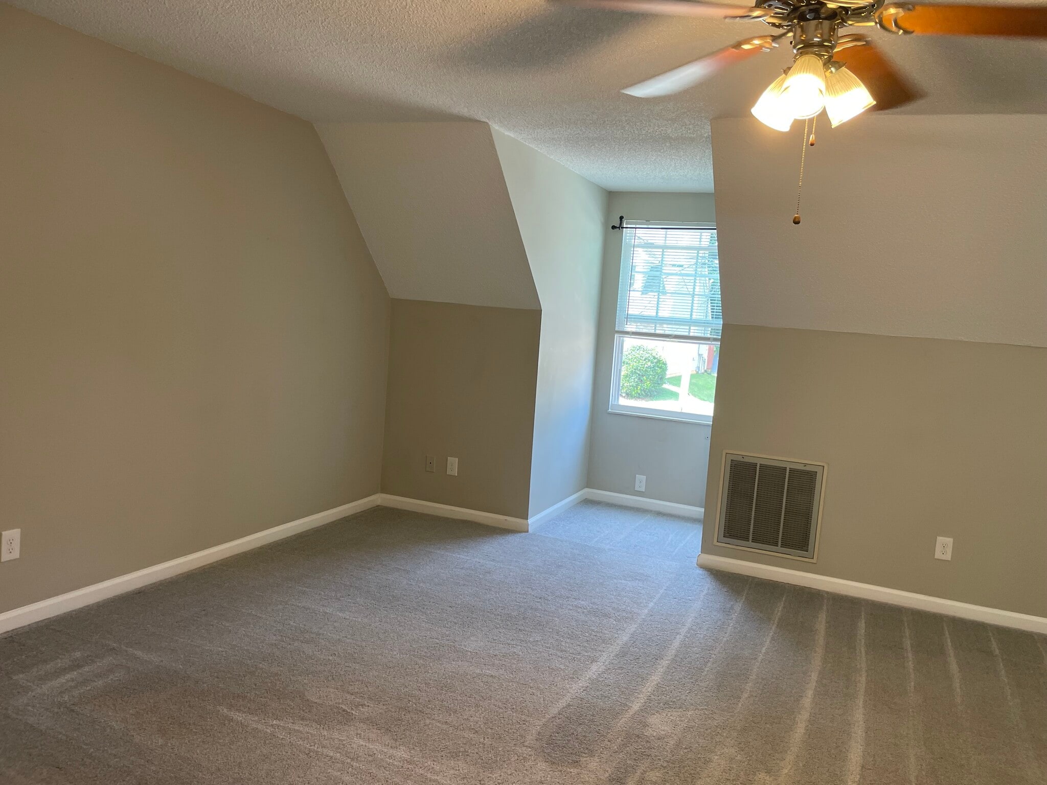 Building Photo - 1046 Blinken St