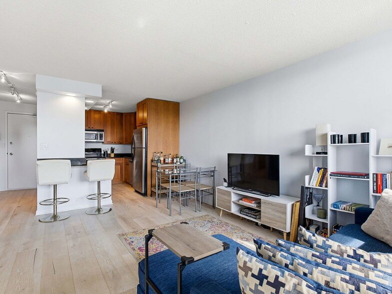 Building Photo - 450 W Briar Pl
