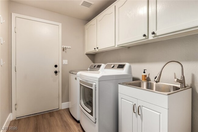 Building Photo - 264 Pointe Ranier Ave