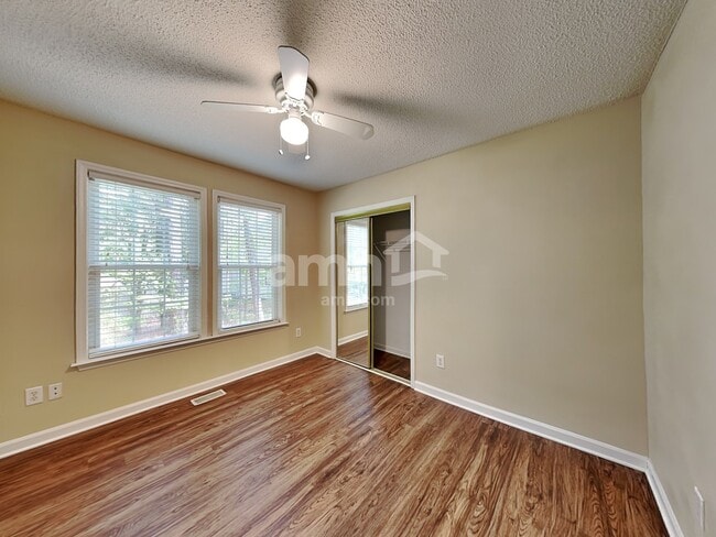 Building Photo - 1004 Moat Ct