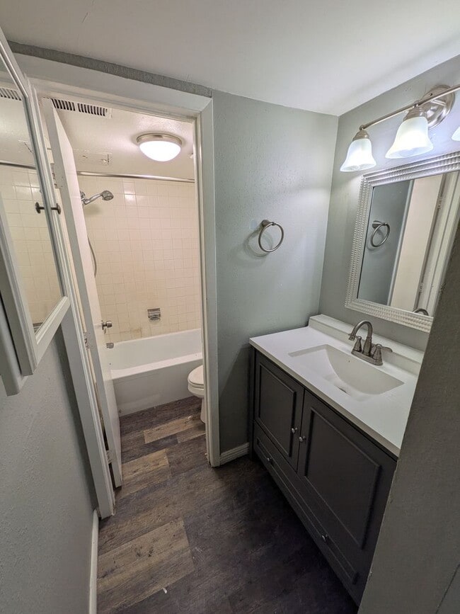 Building Photo - Updated studio living - $500 move-in incentive to qualified applicants