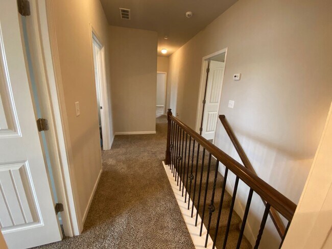 Building Photo - 4 bed, 3 bath home in Hawthorn Ridge is Av...