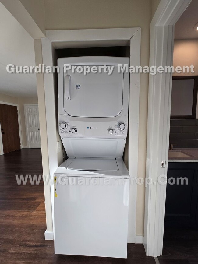 Building Photo - SxS duplex Available now! LVP flooring throughout, independent living areas each W/ full kitchen ...