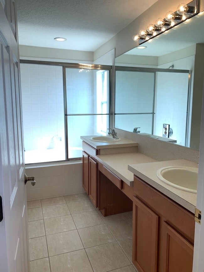 Building Photo - 3bed / 2.5 bath, 2-story townhome with 2-c...