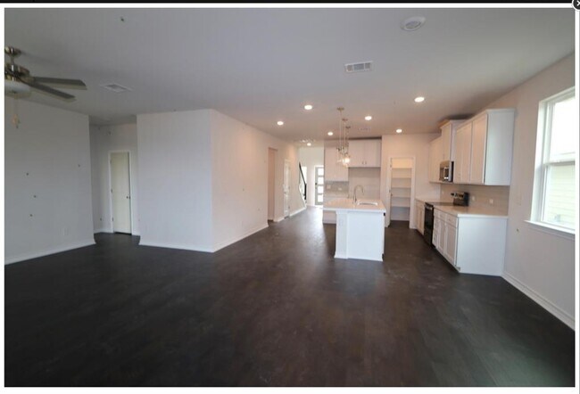 Building Photo - 324 Terminus Trl