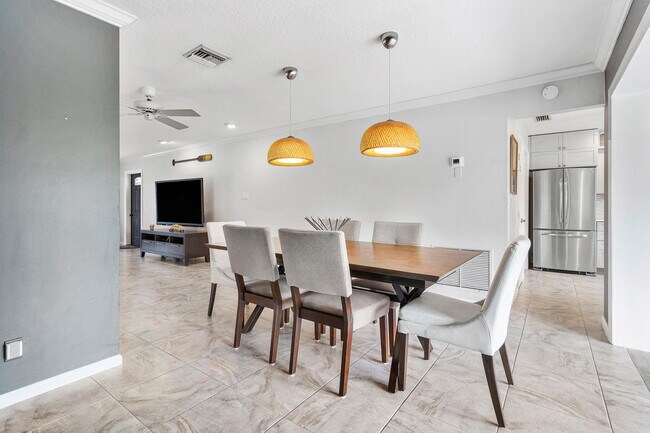 Building Photo - 9815 Pecan Tree Dr