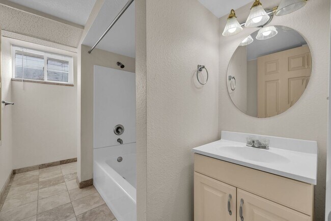 Building Photo - 5 Bedroom 3 Bathroom Home in Sandy!