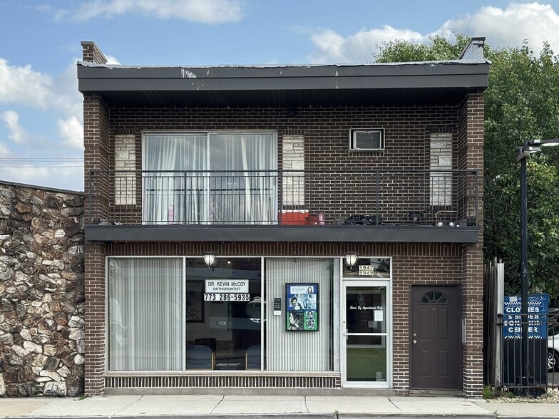 Building Photo - 5947 W Montrose Ave