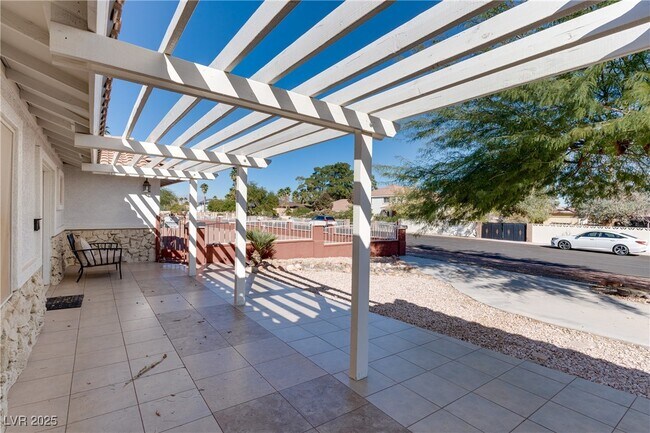 Building Photo - 2121 Rosanna St